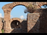 04916 ostia - regio i - insula xvii - terme del mitra (i,xvii,2) - aus raum b in ri raum k - nische - blick ri osten.jpg